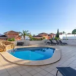 Spacious And Elegant V214